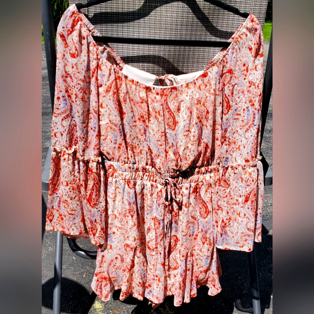 Romper short Beautiful I took a pic of the Gold the best I could. Elastic waist